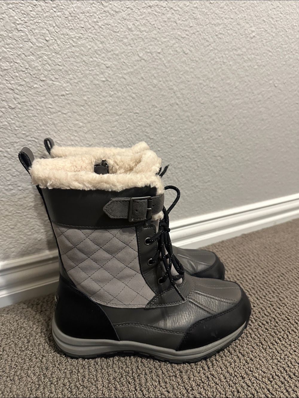Koolaburra Women’s Gray and Cream Faux-Fur Snow Boots